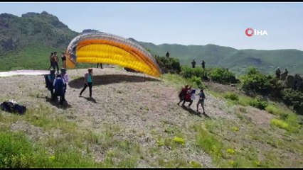 Tunceli’de Yamaç Paraşütlü bayram kutlaması