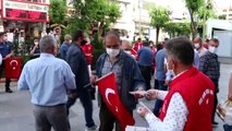 Vefa Sosyal Destek Grubu vatandaşlara Türk bayrağı ve maske dağıttı
