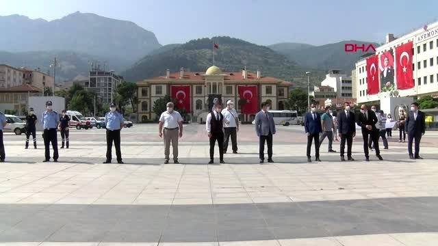 Paraşütçüler 19 Mayıs için semada Türk bayrağı açtı