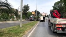 Asfalt döken tırın damperi, sinyalizasyon levhasını devirdi