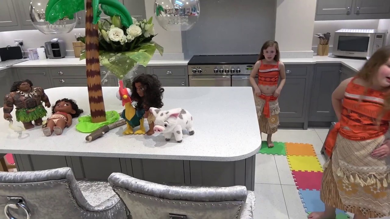 Sophia, Isabella  e Alice Brincando de Moana Disney