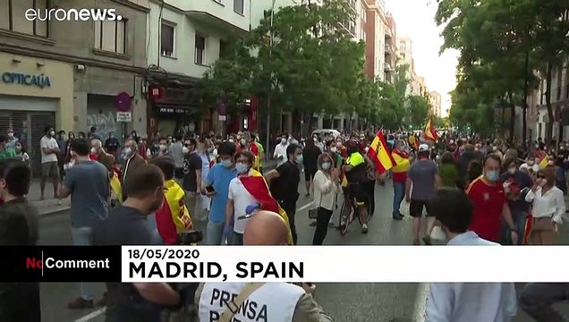 Várias centenas manifestam-se pedindo a demissão de Sánchez