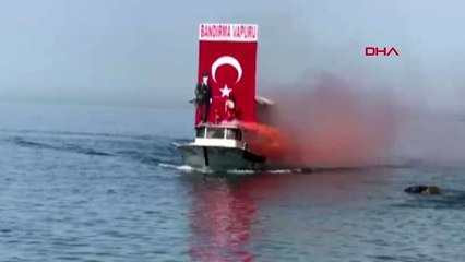 RİZE Küçük Tuğçe ve babası, tekneyla karaya çıkıp 19 Mayıs'ı kutladı