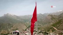 19 Mayıs'ta Kato Dağı'nda şehit düşen 10 asker anısına dev Türk bayrağı dikildi