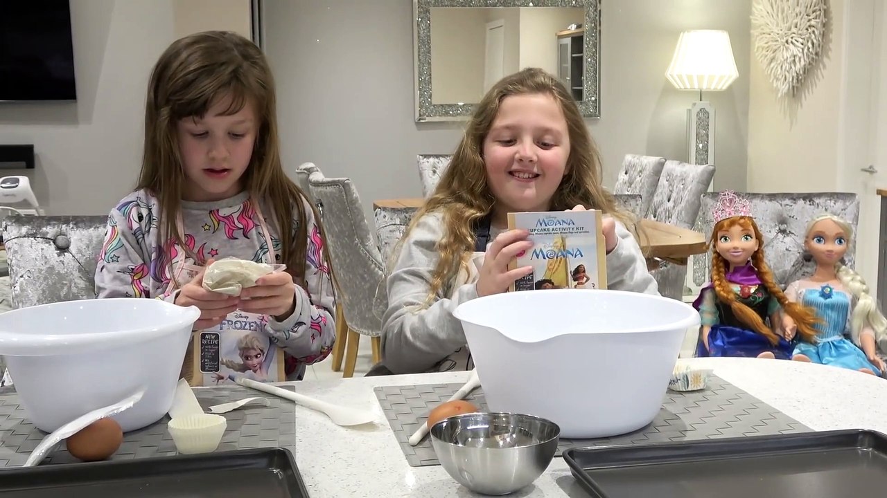 Sophia,  Isabella e Alice Fazendo Copcake Recheados com Doces - Disney Princesas Rapunzel e Frozen