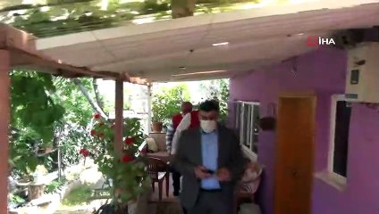 Orhangazi protokol üyeleri Kızılay yeleklerini giyip erzak dağıttılar