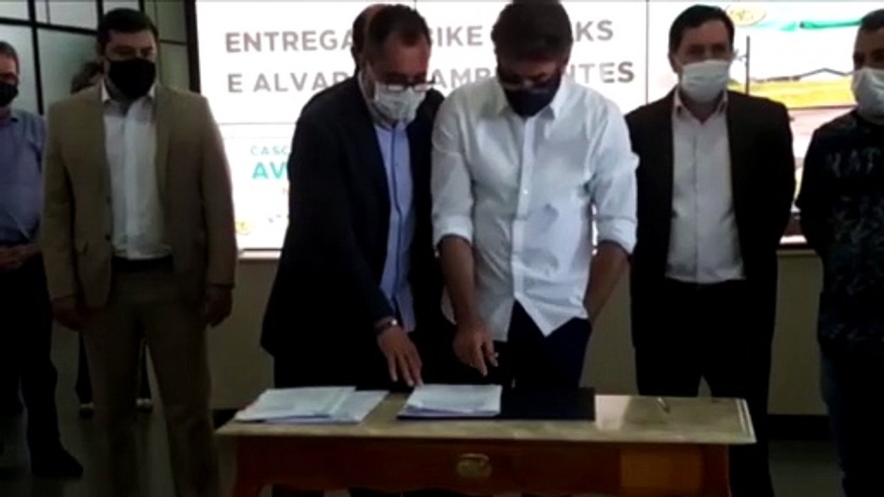 Prefeito e secretário assinam contrato de alienação de imóveis de núcleos industriais