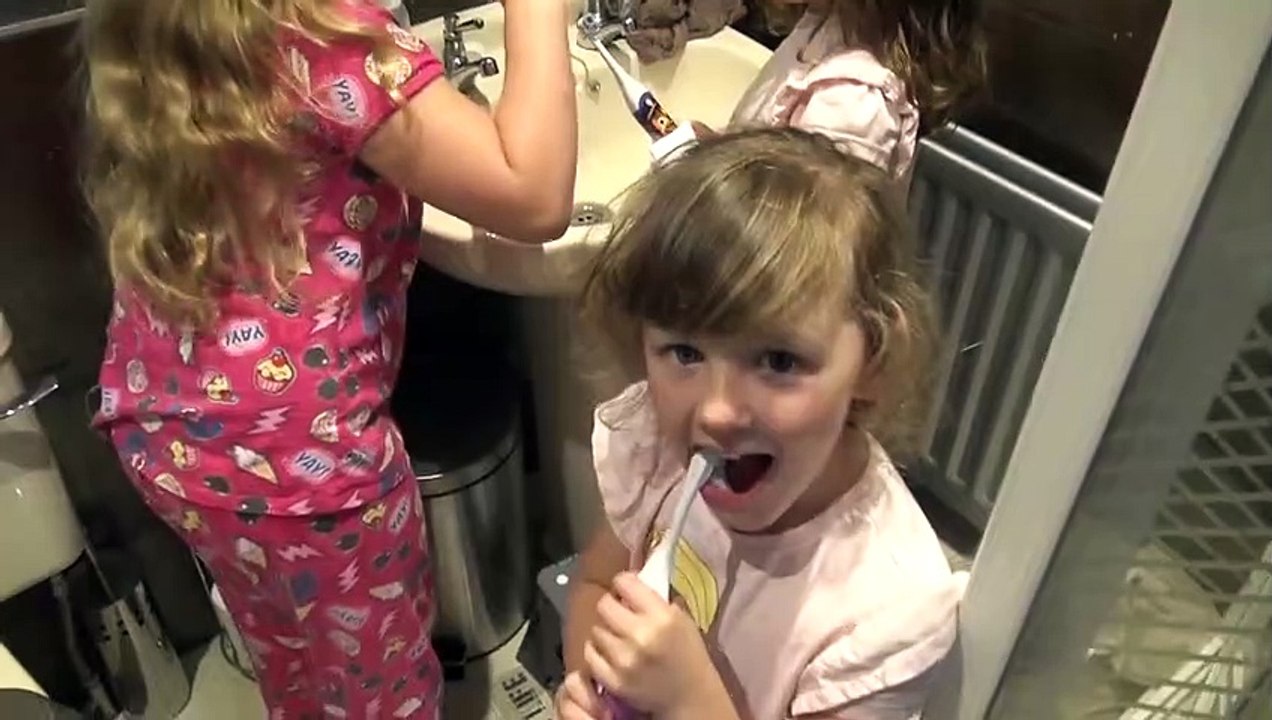 Sophia, Isabella  e Alice Brincando de Princesas Disney