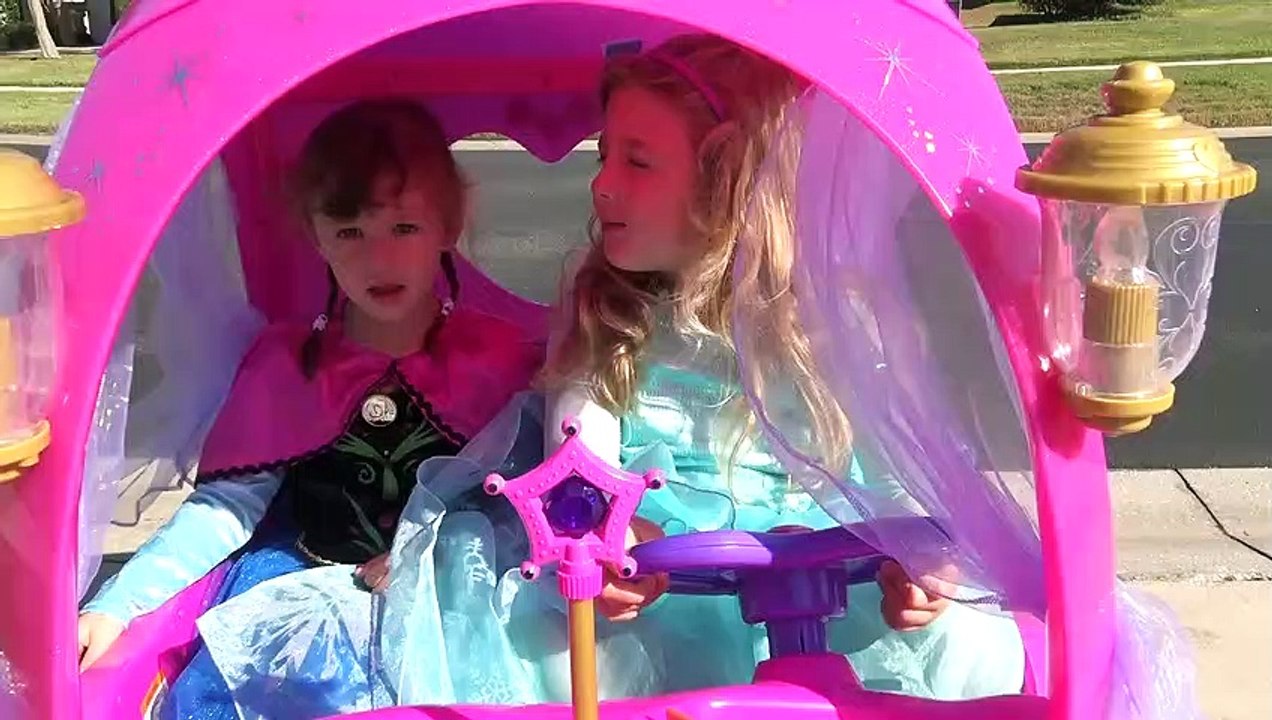 Sophia, Isabella  e Alice Passeando na Carruagem da Disney Princesas