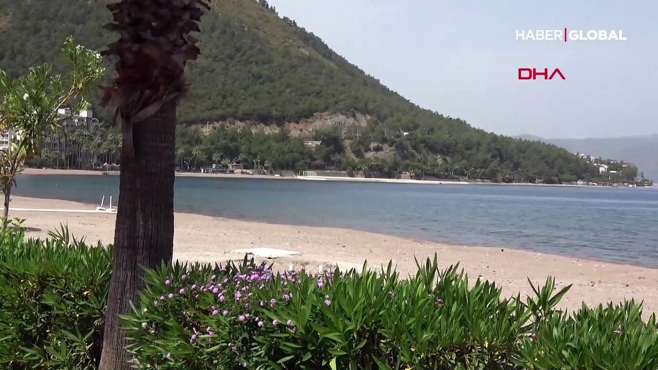 Marmaris'in 11 kilometrelik plajı sarıya büründü