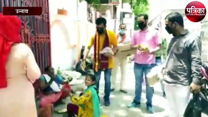 हनुमान मंदिर परिसर में अनुशासित वानर सेना के बीच केला वितरण