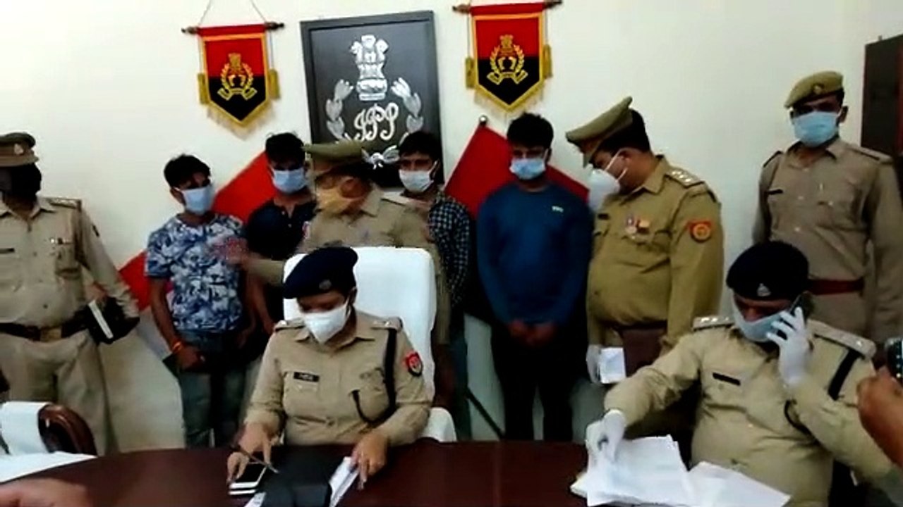 खाकी की नाक के नीचे उड़ी सोशल डिस्टेंसिंग की धज्जियां
