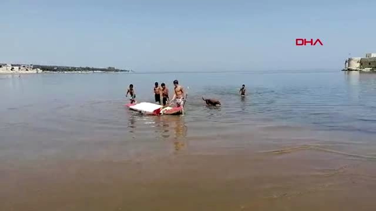 MERSİN Kızkalesi Plajı'nda çocuklar yasağa rağmen denize girdi