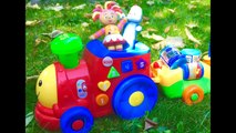 IGGLE PIGGLE and UPSY DAISY Toy Train Fashems Opening-