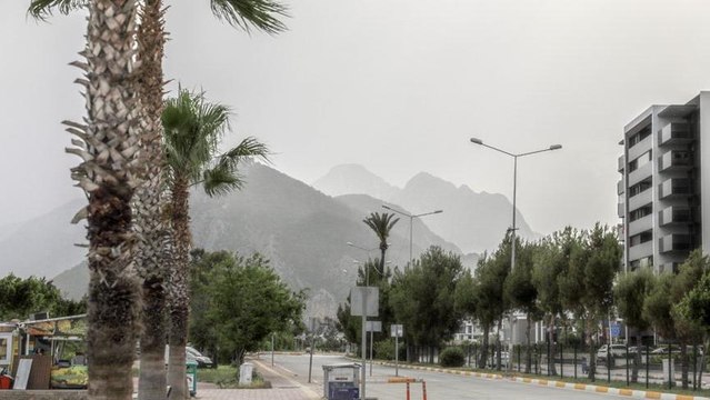 Antalya’da sıcak hava bunalttı, taşınan toz gökyüzünü kapladı