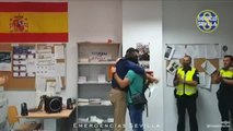 Emocionado reencuentro de un policía local de Sevilla que estuvo grave por el covid con sus compañeros de la comisaría