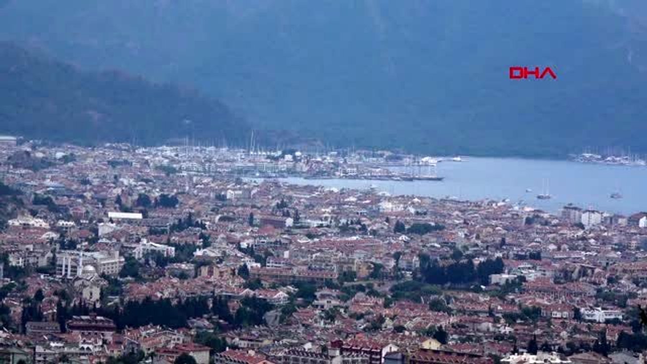 MUĞLA Marmaris'in 11 kilometrelik plajı sarıya büründü