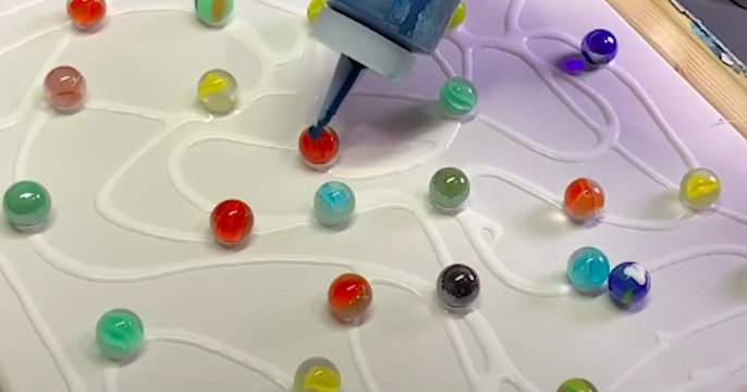 Cet artiste réalise des toiles originales à l’aide de petites billes !