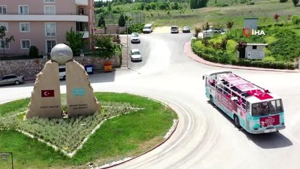 Marşları duyan vatandaşlar balkonlara koştu