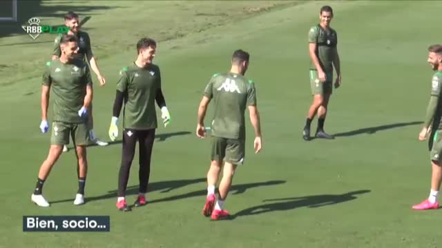 Collejas virtuales a Pedraza en su vuelta a los entrenamientos del Betis