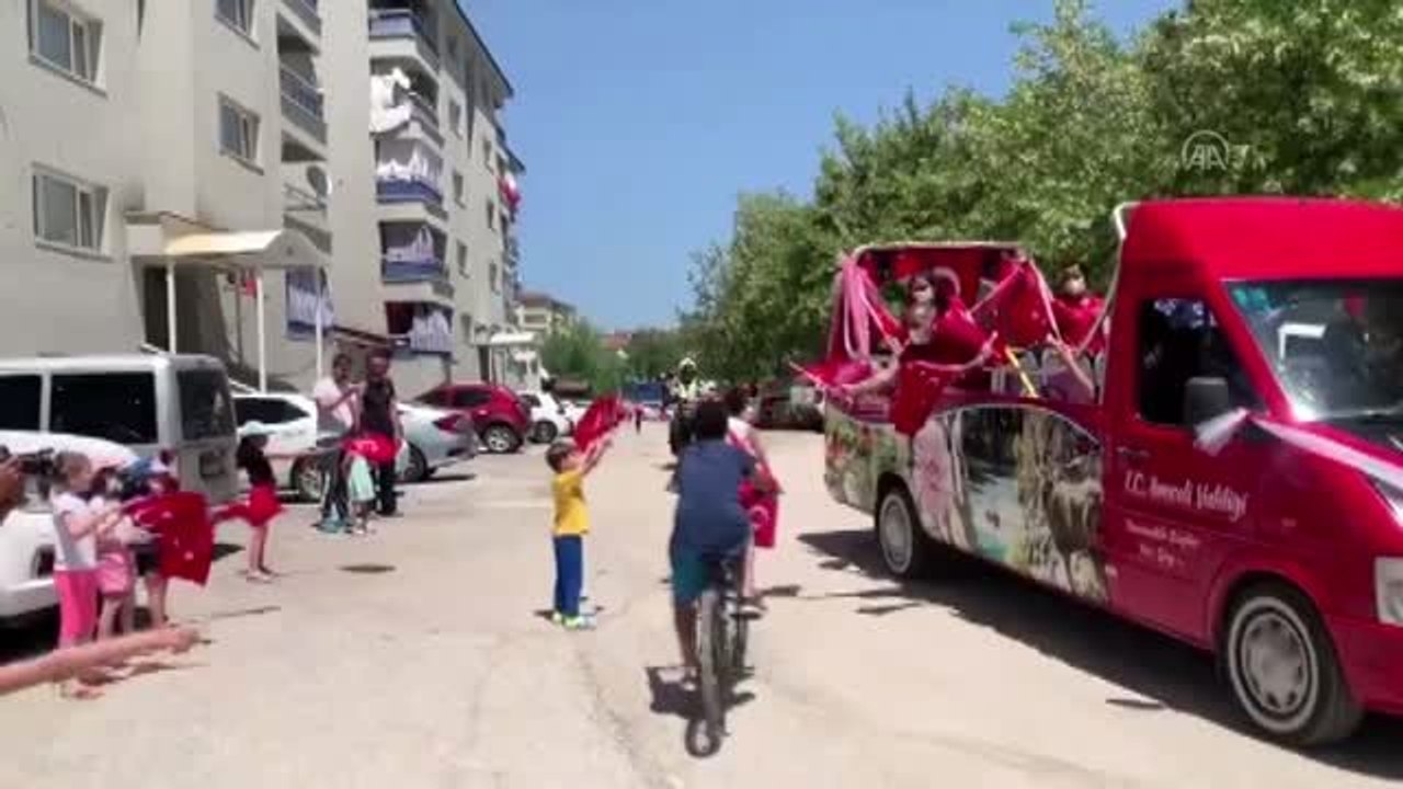 Tunceli Valisi Sonel, mahalle mahalle gezerek çocuk ve gençlere bayrak dağıttı