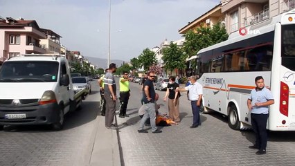 Yaralı çocuğunu bırakıp muhabire el hareketi çekti