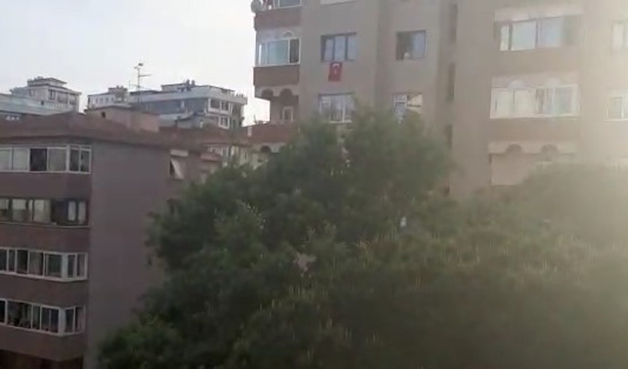 Türkiye 19 Mayıs'ı balkonlarda kutluyor - Kadık...