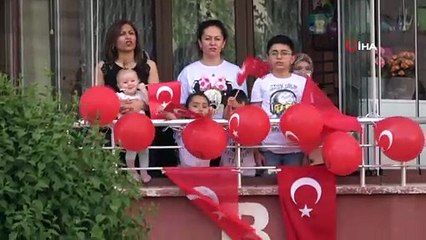 Bolu’da evde kalan site sakinlerine müzik eşliğinde spor yaptırdılar