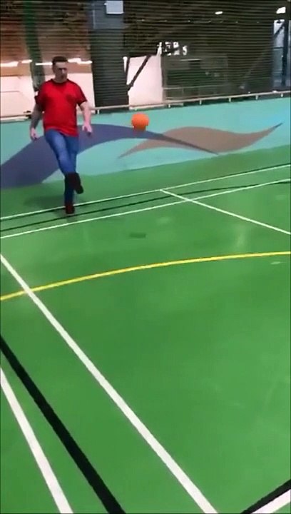 Ce papa idiot fait faire une tête à son bébé avec un ballon