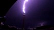 Un éclair impressionnant touche la San Antonios Tower en plein orage