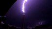 Un éclair impressionnant touche la San Antonios Tower en plein orage