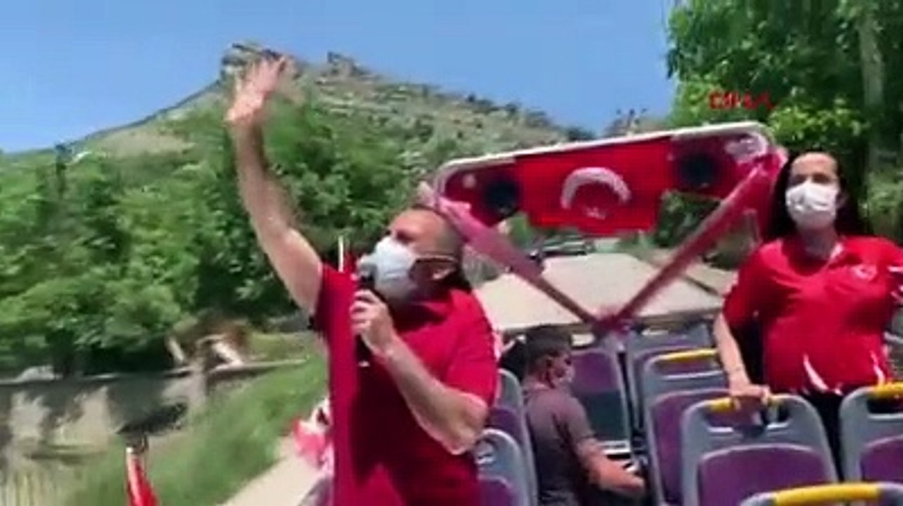 Tunceli Valisi Sonel, tur aracıyla gençlerin bayramını kutladı