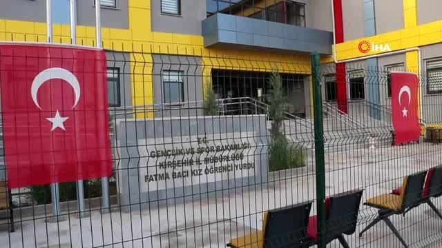 Karantina süreleri dolan 209 vatandaş ellerinde Türk bayrakları ile İstiklal Marşı okudu