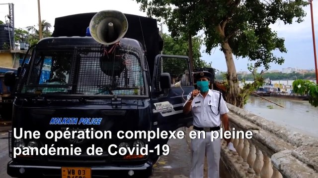 La police évacue les habitants de Calcutta avant l'arrivée du cyclone Amphan