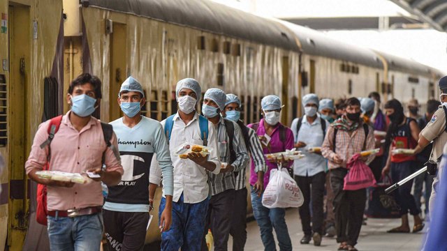 Migrant workers looted chips-biscuits at Jhansi station