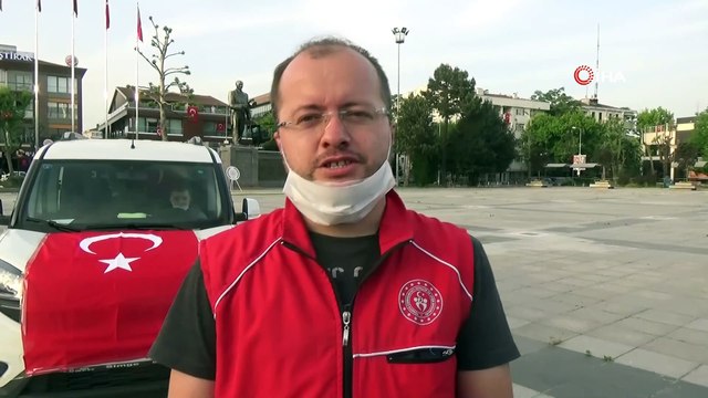 Atatürk ve İstiklal Marşı sevgisi genç yaşlı tanımadı...İstiklal marşını balkonlardan okudular