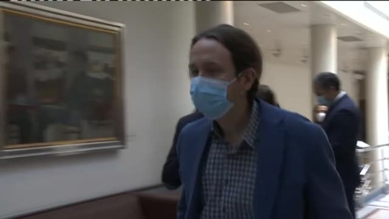 Saludo 'con el codo' entre Pablo Iglesias y Rafael Hernando en el Senado