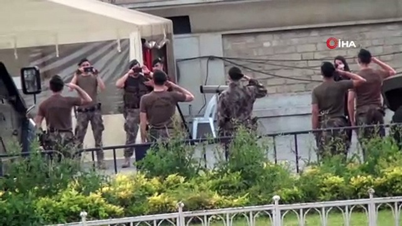 İstanbul Polisi Taksim Meydanı'nda 19.19’da İstiklal Marşı okudu