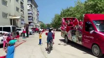 Tunceli Valisi Sonel, mahalle mahalle gezerek çocuk ve gençlere bayrak dağıttı - TUNCELİ