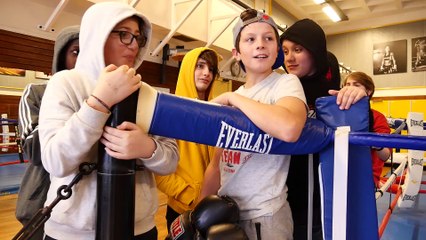 La tête haute et les poings serrés