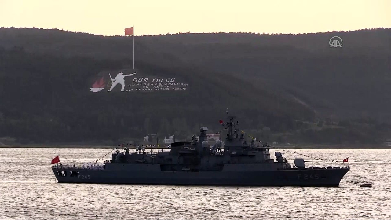 'TCG Oruçreis' gemisinin personelleri İstiklal Marşı'nı hep bir ağızdan söyledi - ÇANAKKALE
