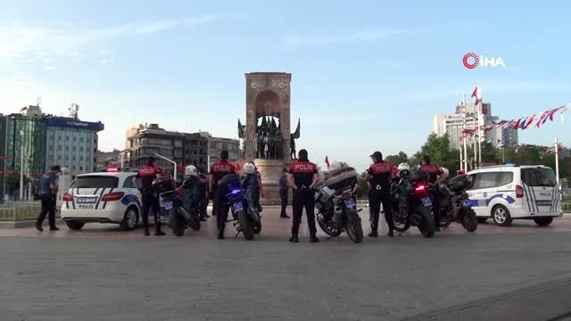 İstanbul Polisi Taksim Meydanı'nda 19.19'da İstiklal Marşı okudu