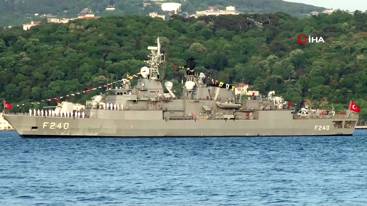 Dolmabahçe açıklarındaki Yavuz Fırkateyni'nde 19.19’da İstiklal Marşı okundu