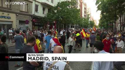 شاهد: إسبان يتظاهرون تنديداً بتعامل الحكومة مع أزمة فيروس كورونا