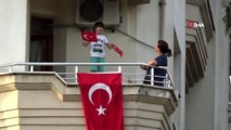 Atatürk ve İstiklal Marşı sevgisi genç yaşlı tanımadı...İstiklal marşını balkonlardan okudular
