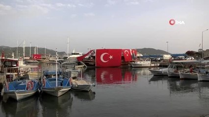 Turizm merkezi Kaş'ta balkonlardan İstiklal Marşı okundu