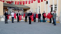 Başkan Sayan belediye ekipleriyle birlikte İstiklal Marşı okudu