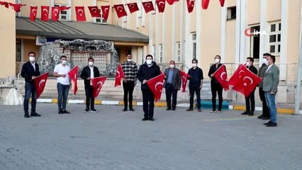 Başkan Sayan belediye ekipleriyle birlikte İstiklal Marşı okudu