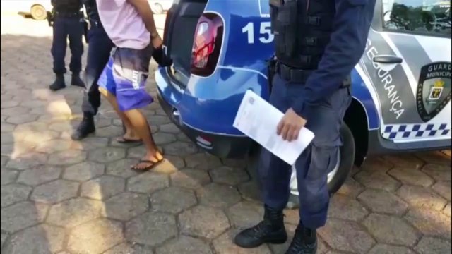 Homem é detido pela GM e levado à Delegacia por tráfico de drogas