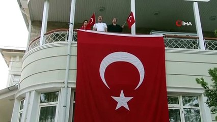 Siirt Valisi Atik evinin balkonunda İstiklal Marşı okudu